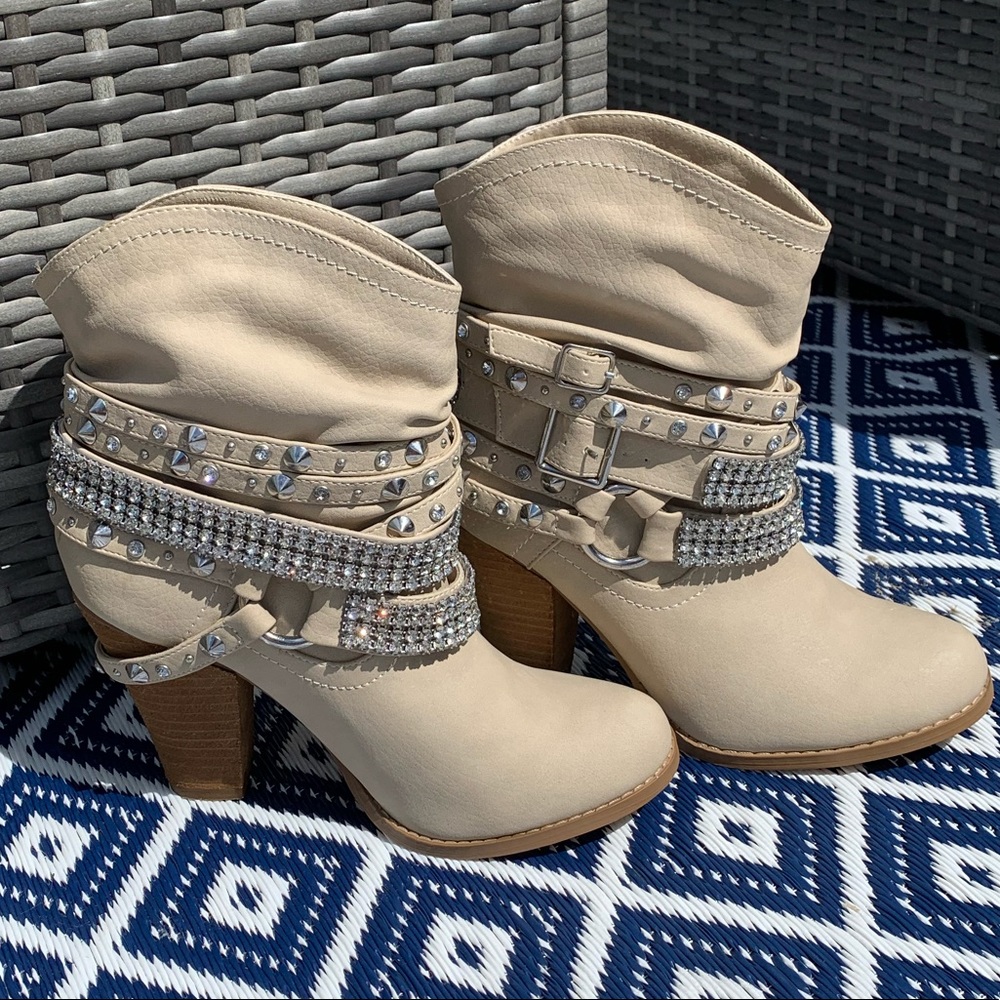 NWOT Size 6.5 tan specialty boot